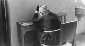 Rezamos a Dios por nuestra debilidad. Padre Pio rezando