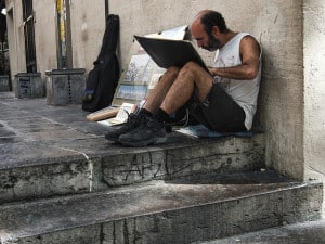 Pintor concentrado en su lienzo sin miedo al futuro