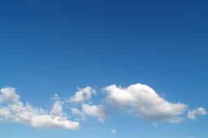 Cielo azul y nubes blancas