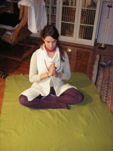 mujer en posición de meditación haciendo el saludo Namaste