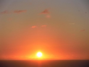 El amanecer de la meditación. Fotografia de un sol amaneciendo alegoría de el amanecer de la meditación