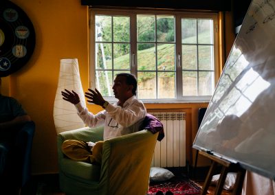 Ramón Leonato profesor de la fundación IFSU y la sociedad española de meditación, dando una clase en el Ashram de la Peral, centro de enseñanza de Asturias.