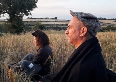 gente meditando